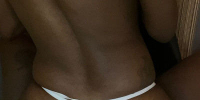 Olhos castanhos e corpo feminino. Stella fala português e gosta de coquetéis champanhe