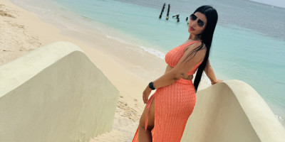 Linda y tierna colombiana en la isla de Aruba