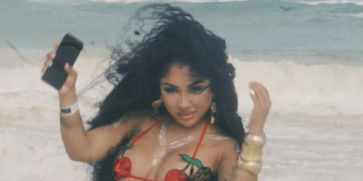 Pretty clean sexy babe love it in all holes xoxo