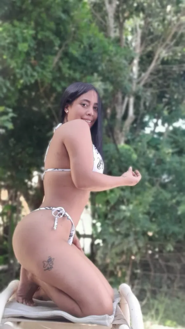 Daniela Avatar Bg