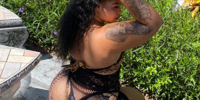 Chica latina con grandes nalgas dispuesta a satisfacer tus deseos sexual