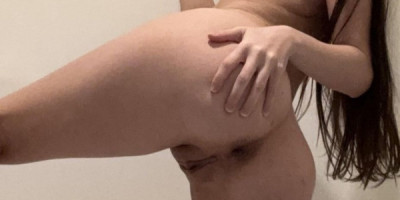 Mía an Asian beauty has just arrived on the island.