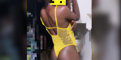 Mec Viril avec bon cul au dessous féminins