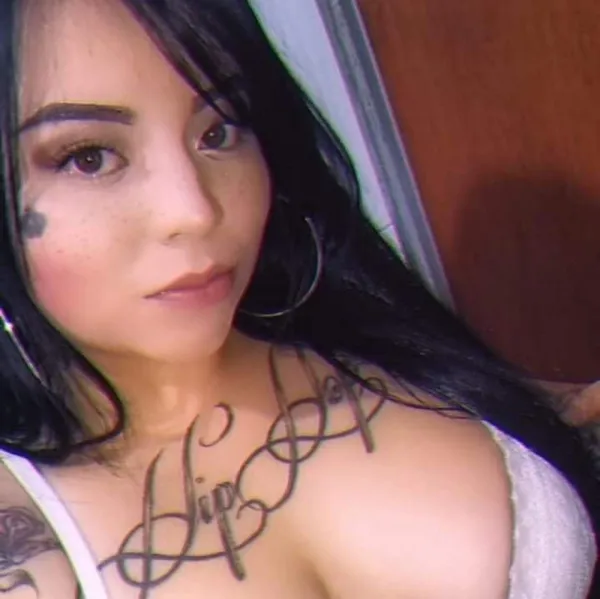PAULA CURVY Avatar Bg