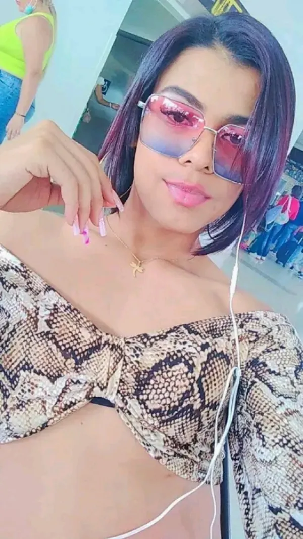 Daniela Avatar Bg