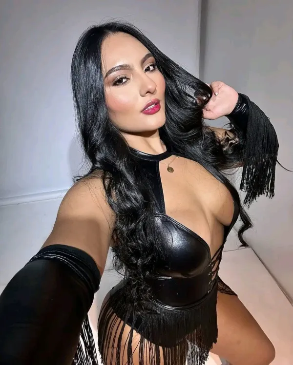 Daniela Avatar Bg