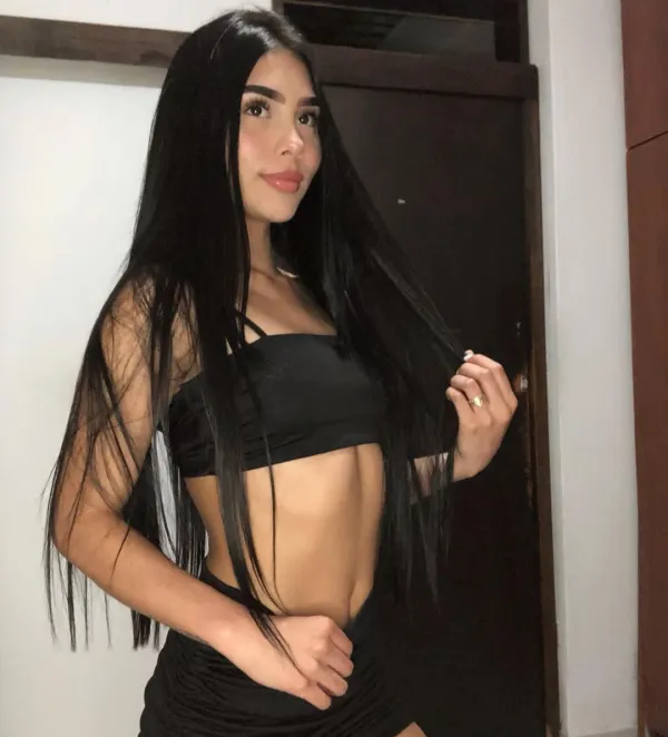 Mónica Avatar Bg