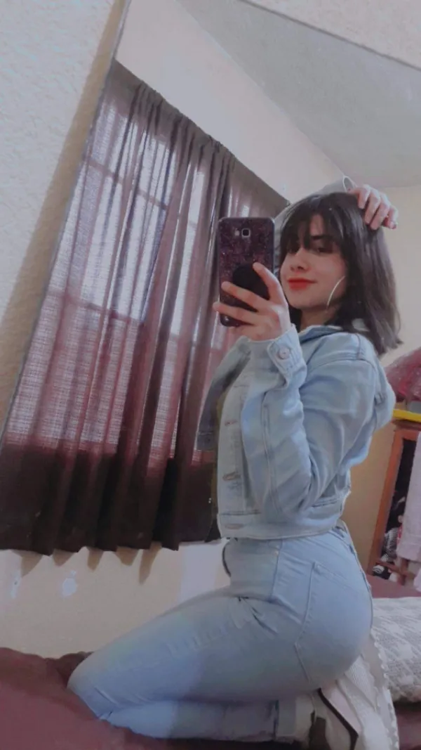 Laura Caliente Avatar Bg