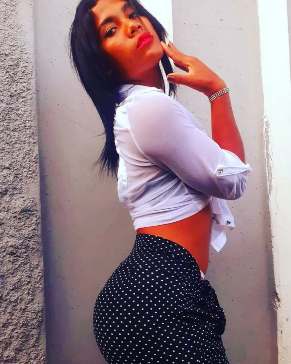 Erika Divina Avatar Bg