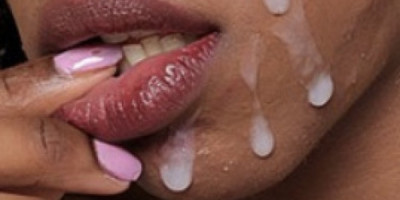 Chica trans versátil femenina bien dotada mamadora y sacadora de leche