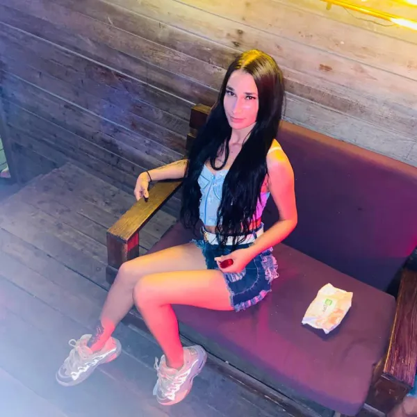 Daniela Avatar Bg