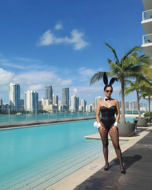 LA RUBIA DEL JACUZZI Avatar Bg