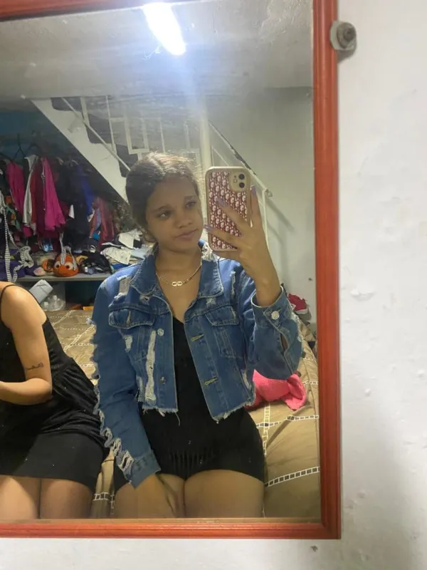 Melissa Y Claudia Avatar Bg