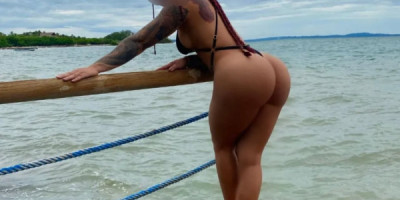 Peli roja ardiente paisa dispuesta para cumplir tu fantasía sexual