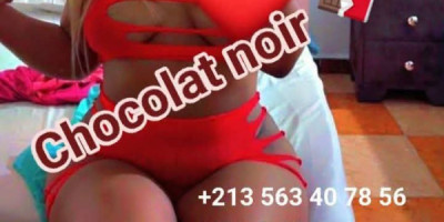 Belle brune chaude pour la sodomie anal avec Gel lubrifiant intime
