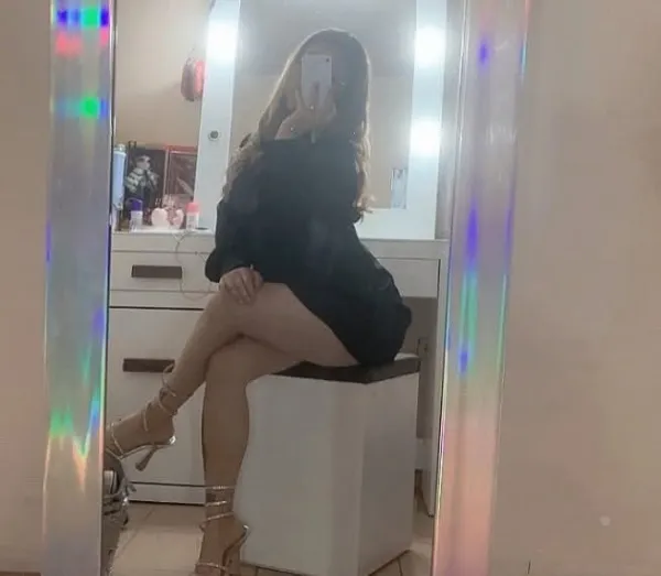 Sara Blonde Avatar Bg