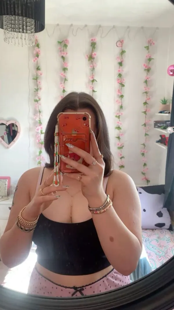 Bouchra Labrune Avatar Bg