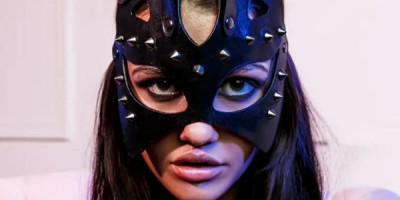 Jeune femme douce pétillante et plein de sensualité