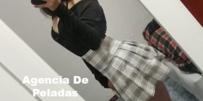 Compañía Elegante Con Chispa Propia En Triple XXX