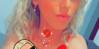 Jeune femme qui adore prendre du plaisir