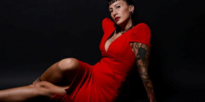 Tite Brunette Service s Massage Accompagnement Strip-tease Domination