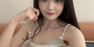 Je suis une jolie fille asiatique j'ai une personnalité joyeuse et vi