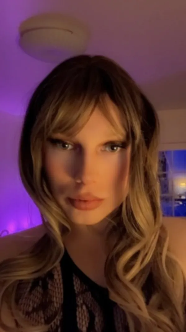 Reine Cassie Avatar Bg