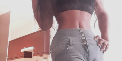 La trans la plus féminine et la plus chaude se casse les culs