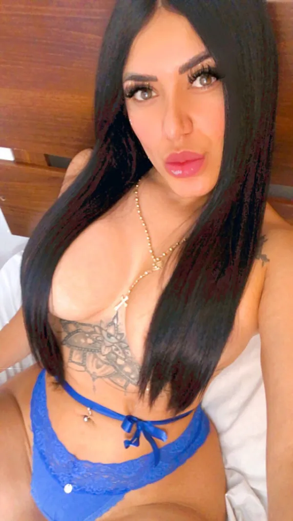 Isabella Avatar Bg