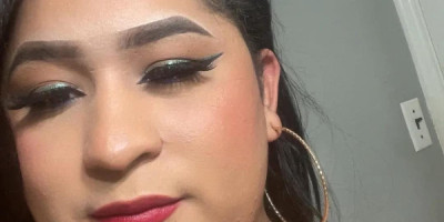 Hermosa niña trans con curvas naturales dispuestas a pasarla bien