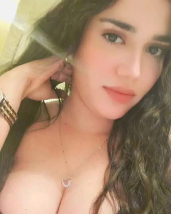 Romina Avatar Bg