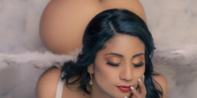 Je suis une femme brune aux cheveux noirs mi-longs avec une sensualité naturelle