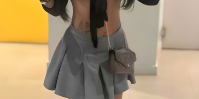 Je suis une femme aux longs cheveux soyeux qui glissent