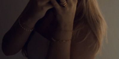 Девушка значится с воспитоным и интеллигентным мужчиной