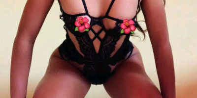 Deux jolies filles sont disponible pour un homme