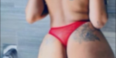 Une Jeune femme sensuelle belle poitrine et fontaine