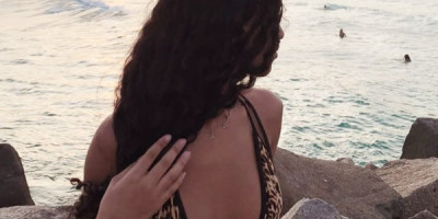 Jolie fille avec un corps attirante et sexy