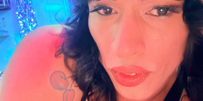 Explosiva chica trans llegando a la cuidad