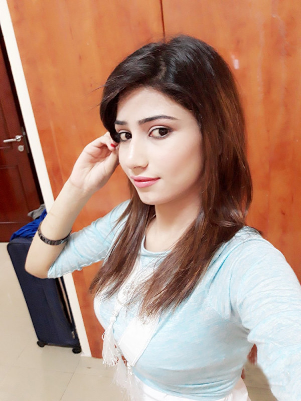 Model Hooker in Muscat