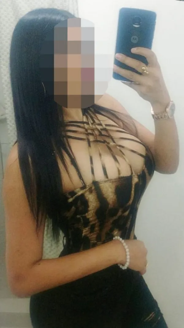 Abril Avatar Bg