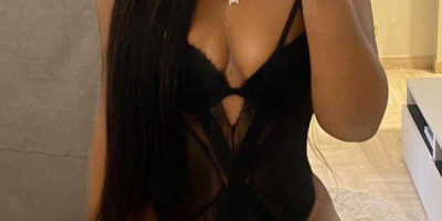 Chica carismática alegre simpática amable