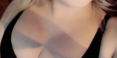 Hermosa chica trans rubia súper femenina