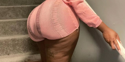 Charmante jeune fille super fessue à Mbour 70 672 42 39