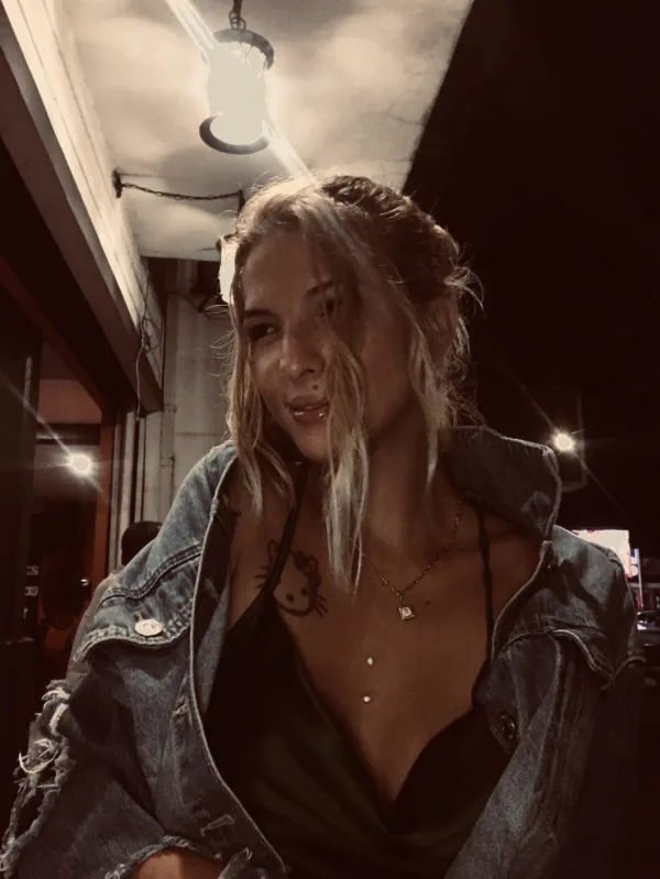Daniela Avatar Bg