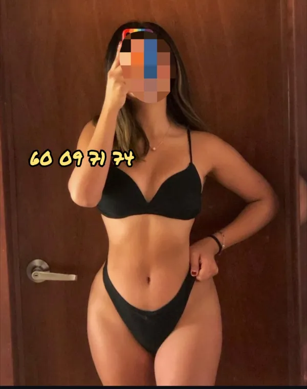 AdrianaG14 Avatar Bg