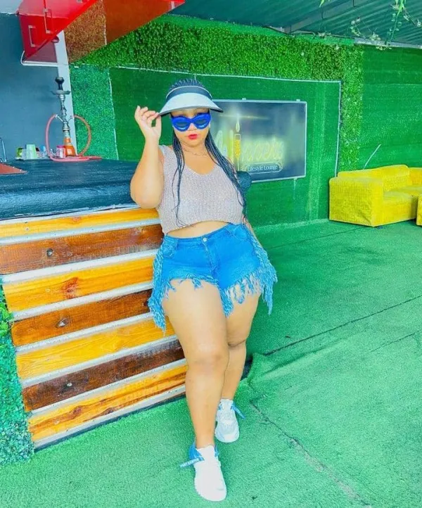 Reine Érotique Avatar Bg