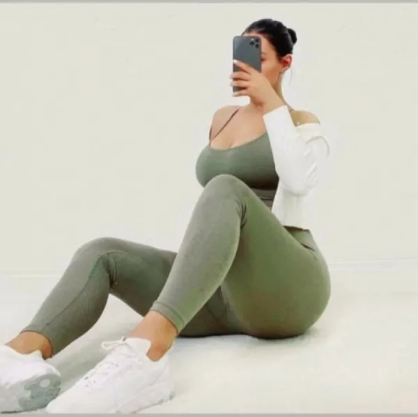 Lamis Masseuse Avatar Bg