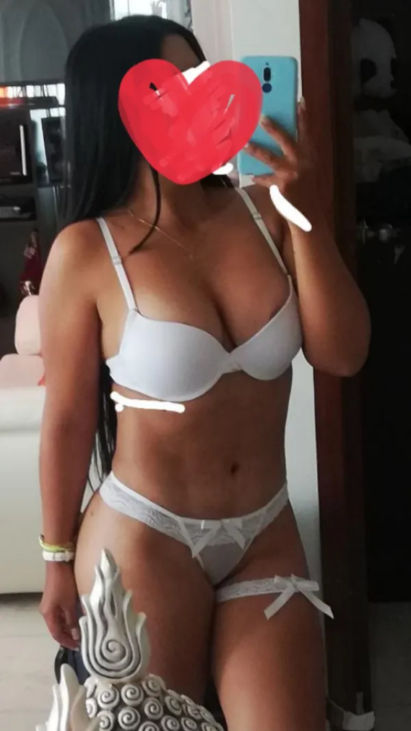 Daniela Avatar Bg