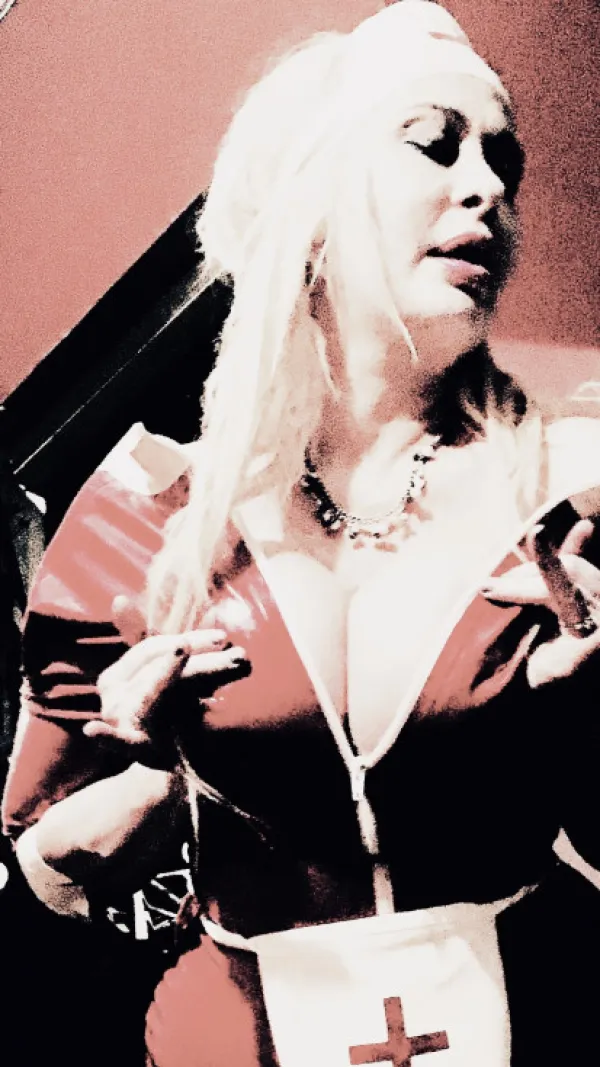 AriellaBenz Avatar Bg