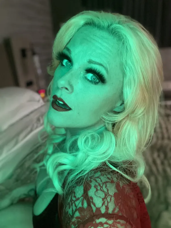 Adrianna Lynn Avatar Bg